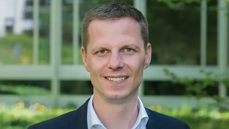 https://feature-new-deploy-ovh.dnr.ovh.stage.gooddev.de/s3/files/styles/crop_16_9/public/2024-05/prof_dr_kai_niebert_c.jpg.webp?h=132cbd57&itok=ZqBxplqY